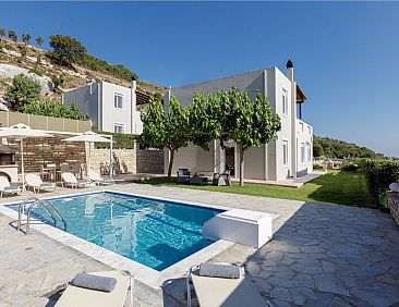 Vakantiehuis Familienvilla mit Pool und Tischtennisplatte