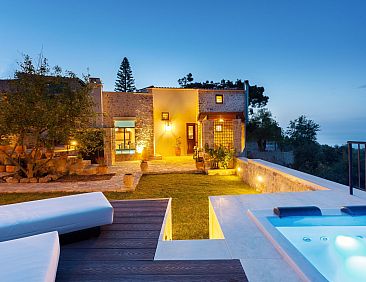 Vakantiehuis Ali Vafi's Villa - Beheizter Jacuzzi und Innenp