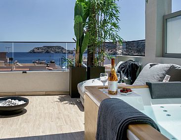 Vakantiehuis Neue Charavgi Suite mit Jacuzzi, 40m vom Strand