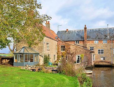 Vakantiehuis Islip Mill House - Beautiful Riverside Home
