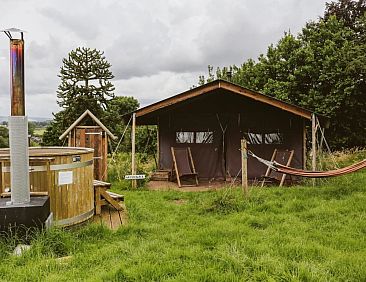Tenthuisje naast de tent