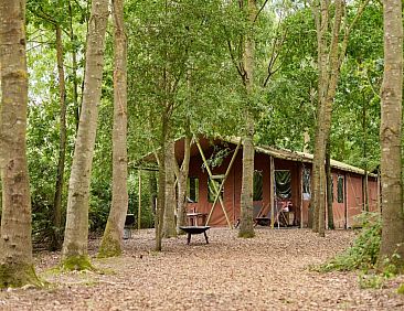 Tenthuisje met warme privédouche naast de tent met Hottub
