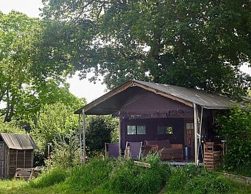 Tenthuisje met warme privédouche naast de tent met Hottub