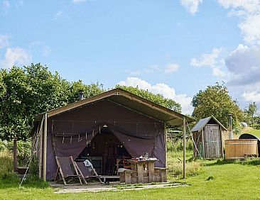 Tenthuisje met warme privédouche naast de tent met Hottub