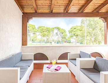 Appartement Flacher Rasen links