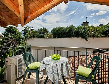 Appartement Schönes Dachgeschosszimmer mit großem Balkon B