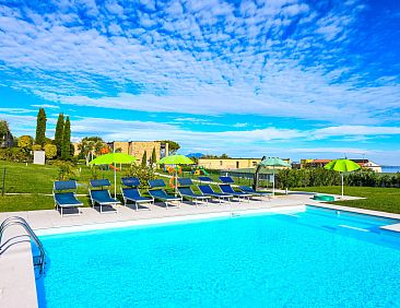 Appartement Wohnung mit Balkon, Schwimmbad und Seeblick