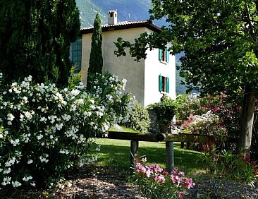 Vakantiehuis Rustiko-Landhaus mit Infinity-Pool und Seeblick