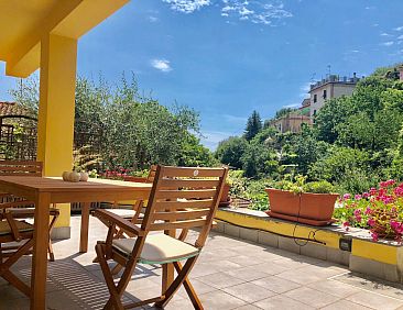 Appartement Wohnung mit großer privater Terrasse im Grünen