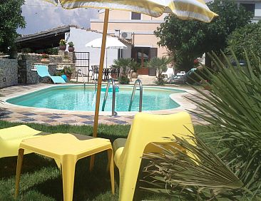 Vakantiehuis "Villa mit Pool