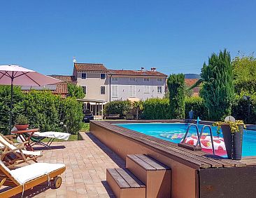 Vakantiehuis Unterkunft in einer Villa, Schwimmbad und groß