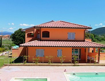 Appartement Unterkunft im Erdgeschoss, überdachte Terrasse,