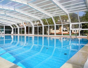 Vakantiehuis Villa mit privatem überdachbarem Pool