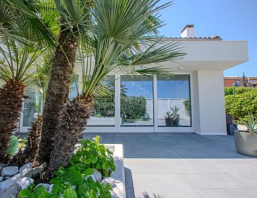 Vakantiehuis Elegante Villa am Strand, Jacuzzi und Garten