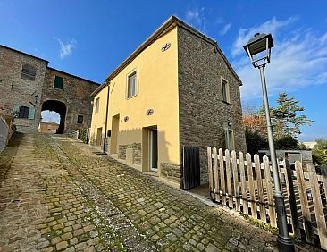 Geschakelde woning in Fratte Rosa