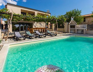 Vakantiehuis Schönes Ferienhaus in Modrusani mit Großem Ga