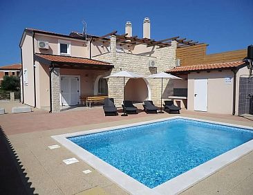 Vakantiehuis mit Pool, Terrasse und Parkplatz