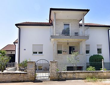 Appartement Geräumige Kellerwohnung in der Nähe von Umag