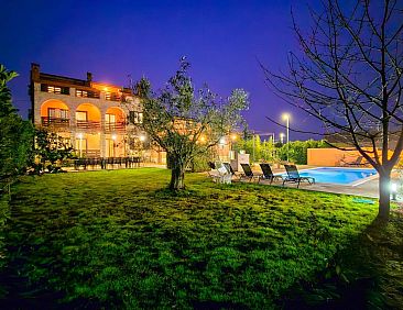 Vakantiehuis Sehr geräumige Villa mit Pool