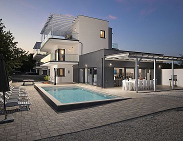 Vakantiehuis Villa Luna mit Pool, Sauna, Whirlpool, Tennispl