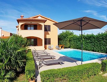 Appartement mit privatem Pool und Garten