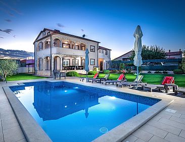 Vakantiehuis Schöne Villa in ruhiger Stadt mit Pool und BBQ