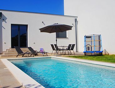 Vakantiehuis Ferienhaus, privater Pool, Dorf Šišan