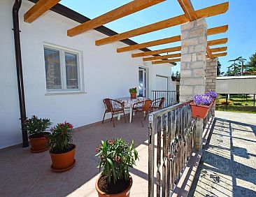 Appartement in Zambratija mit Terrasse