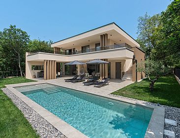 Vakantiehuis Luxuriöse Waldvilla mit beheiztem Pool in Kroa