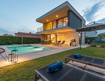 Vakantiehuis in Dračevac mit Großem Pool