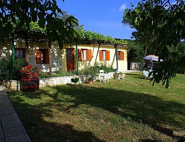 Vakantiehuis Charmantes Ferienhaus in Bartići mit Terrasse
