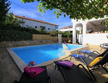 Appartement Lili mit Pool, Grill und Parkplatz