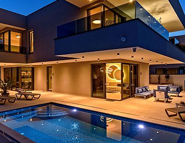 Vakantiehuis Luxuriöse Villa mit Infinity-Außenpool
