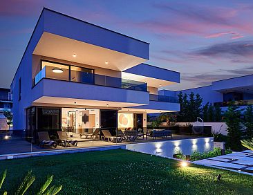 Vakantiehuis Luxuriöse Villa mit Innenpool