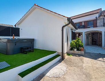 Vakantiehuis mit Jacuzzi-TA Leut Agency