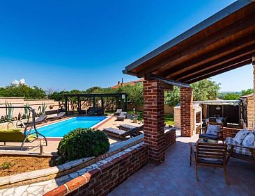 Vakantiehuis Stone villa Tea with pool