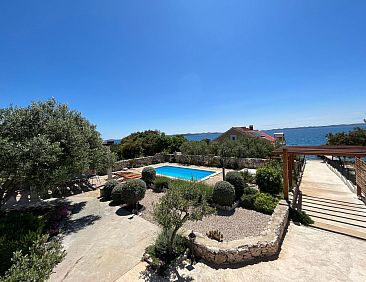 Vakantiehuis Modernes Ferienhaus Robinson in Dobropoljana