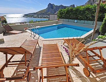 Vakantiehuis Geräumiges Ferienhaus in Omiš mit Privatem Po