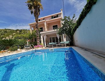 Vakantiehuis mit Privatpool neben dem Strand