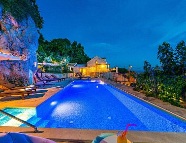 Vakantiehuis Astonoshing Villa Stone mit beheiztem Pool in M