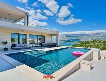 Vakantiehuis Villa Zariva with pool and panoramic mountain a