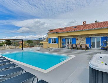 Vakantiehuis Villa RE with heated pool and spa