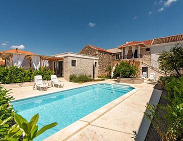 Appartement Studio Apartment Varos with shared pool