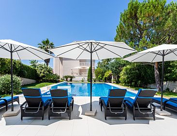 Appartement Große Ferienwohnung mit Pool, Garten und Terras