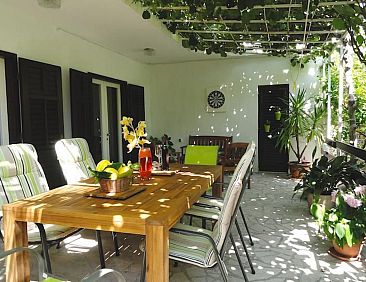 Vakantiehuis Karmen auf zwei Ebenen mit Garten