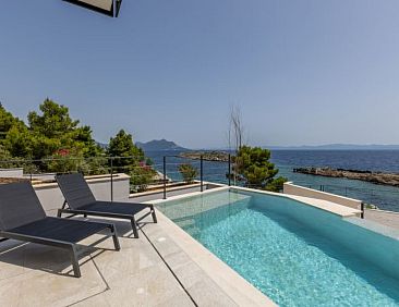 Vakantiehuis Beachfront villa Luce with seaview and pool