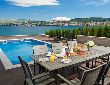 Vakantiehuis Luxuriöse Villa Rose am Strand mit Pool