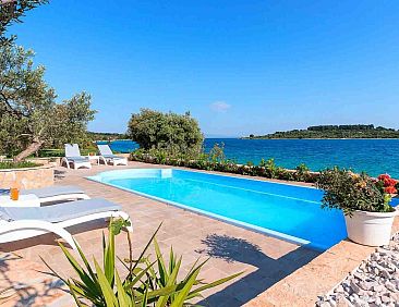 Vakantiehuis Charmante Villa Serenity am Strand mit Pool