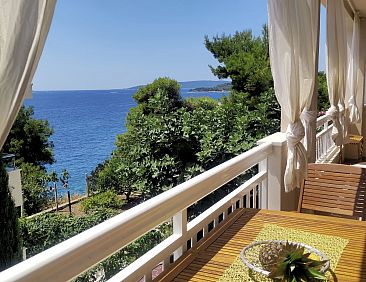 Appartement mit Parkplatz und Straßenansicht