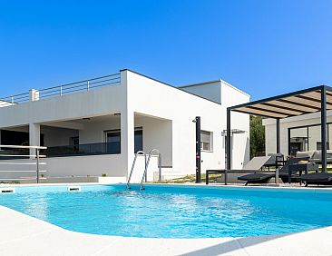 Vakantiehuis Ria with heated pool